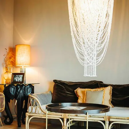 The Falcon إلينغه