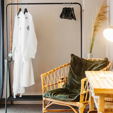 The Falcon إلينغه