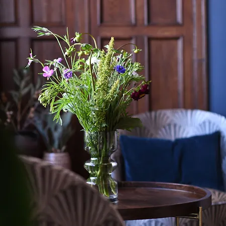 The Falcon فندق *