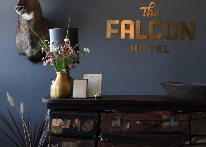 The Falcon Отель